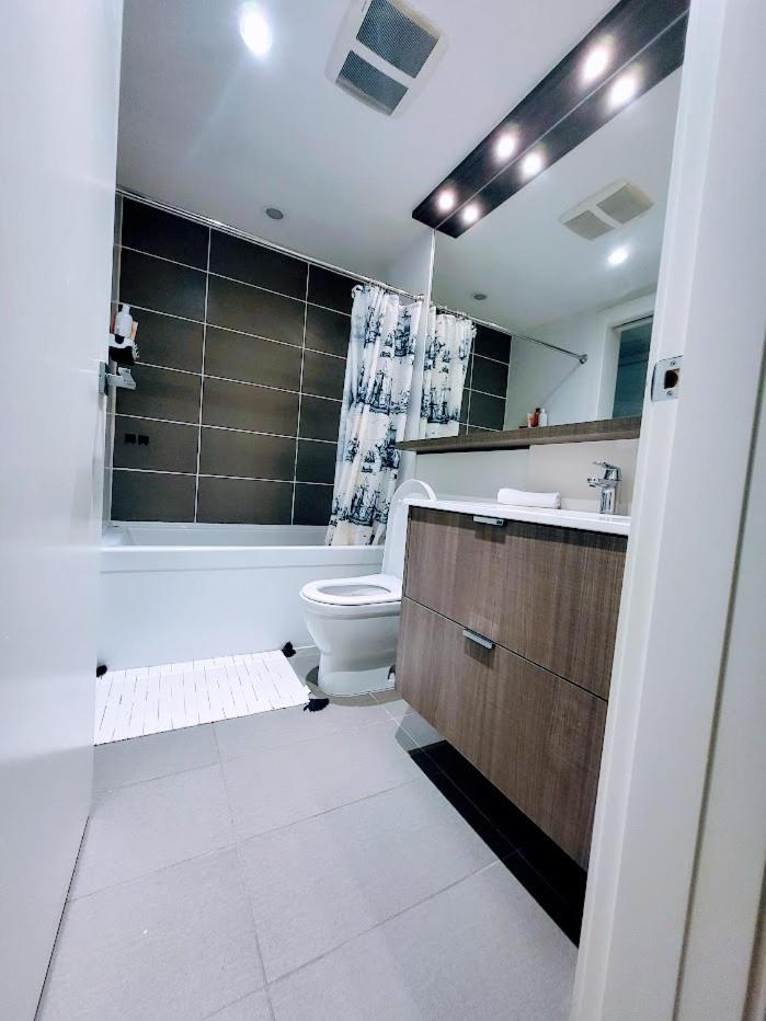 Your Perfect Escape - Modern Landmark Condo In Downtown Calgary - Free Parking- Premium Location Екстер'єр фото