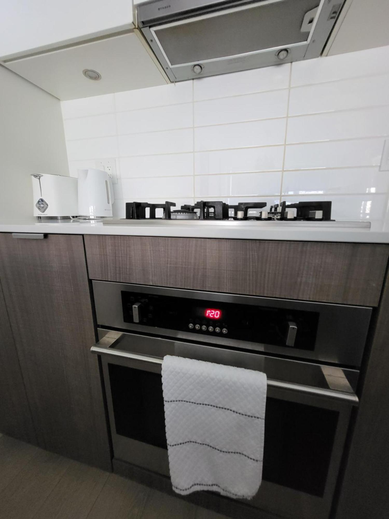 Your Perfect Escape - Modern Landmark Condo In Downtown Calgary - Free Parking- Premium Location Екстер'єр фото