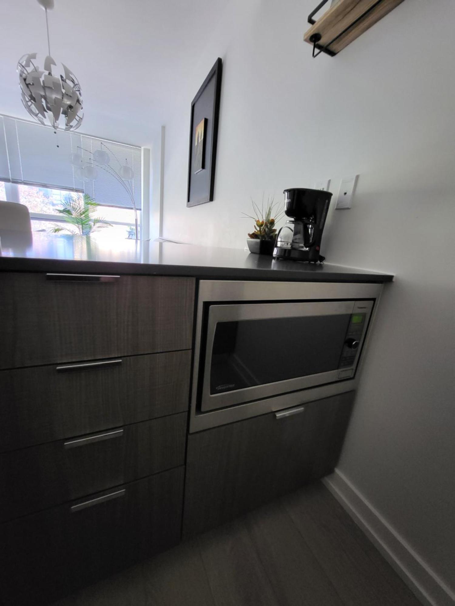 Your Perfect Escape - Modern Landmark Condo In Downtown Calgary - Free Parking- Premium Location Екстер'єр фото